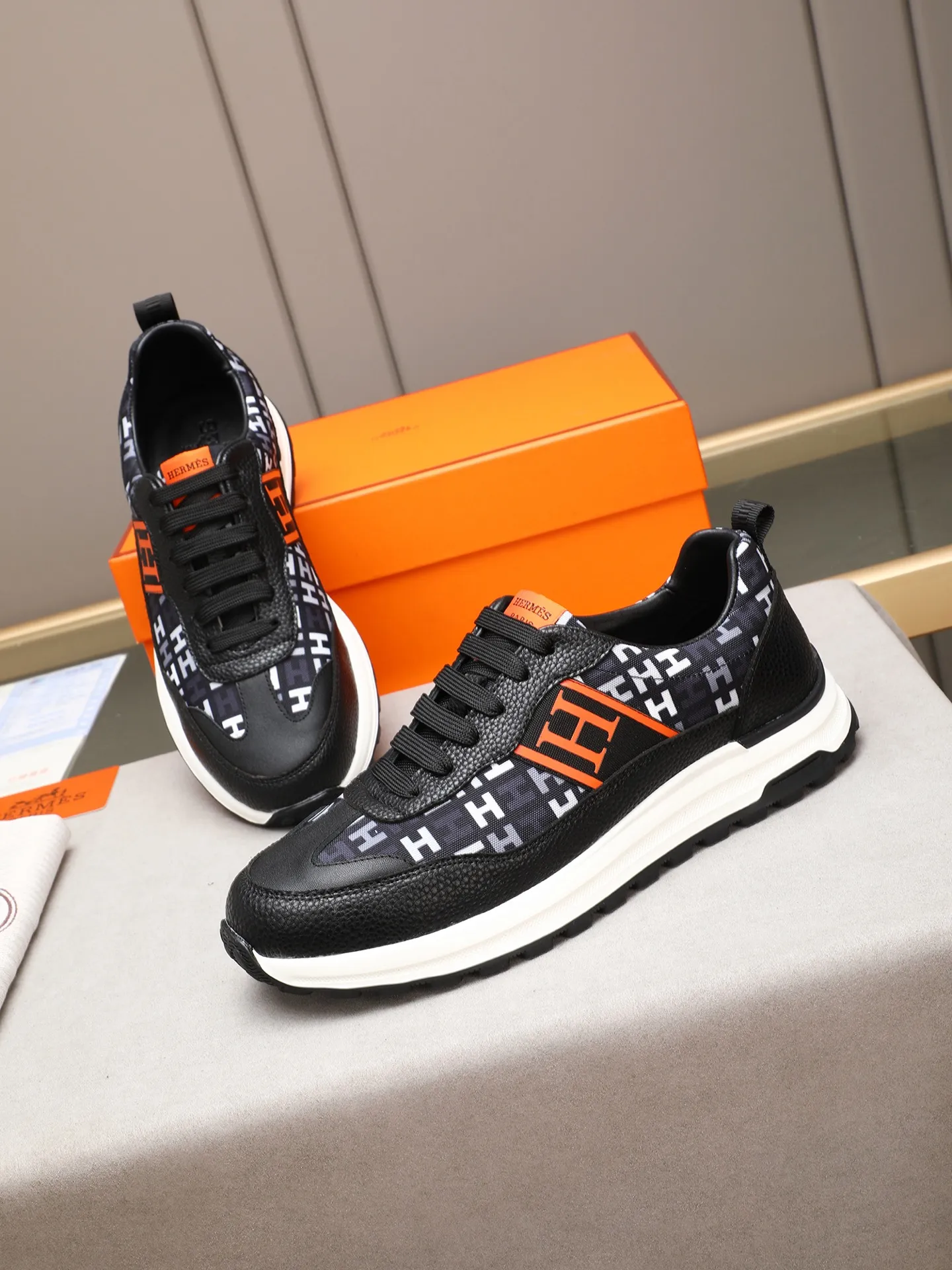 📛📛📛Men's shoes💰P400 (Hermes)🆕Men's color-blocked sneakers, with textured calfskin details. Spliced ​​with original cowhide, this shoe draws inspiration from the equestrian world, integrating technical details and practical functions. Breathable sheep lining, original combination outsole, high-end quality, and every detail is perfectly combined! Size: 38-44 (45 can be customized)